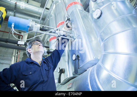 Ingenieur-Regulierventil im Kraftwerk Stockfoto