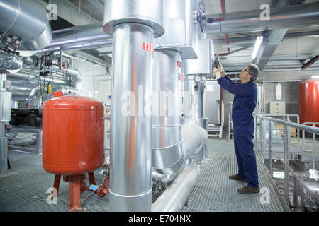 Ingenieur, die Anpassung der Ausrüstung im Kraftwerk Stockfoto