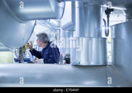 Ingenieur Einstellung Systemsteuerung im Kraftwerk Stockfoto