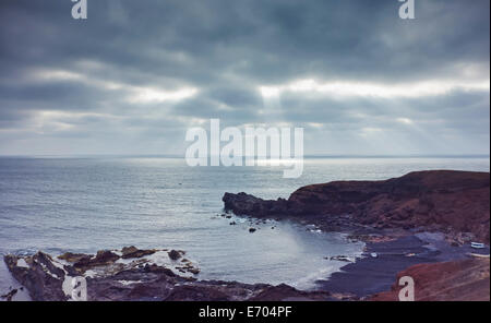 Meer und schwarzen Sandstrand, Lanzarote, Kanarische Inseln, Spanien Stockfoto