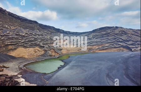 Vulkanische Landschaft mit See, Lanzarote, Kanarische Inseln, Spanien Stockfoto