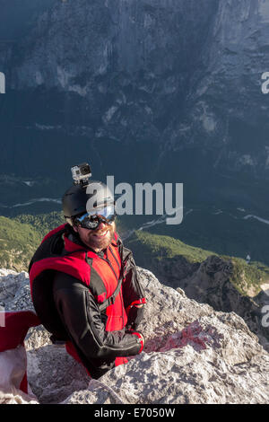 Porträt von BASE-Jumper am Berg Rand, Alleghe, Dolomiten, Italien Stockfoto