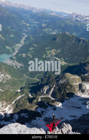 Männliche BASE-Jumper am Berg Rand, Alleghe, Dolomiten, Italien Stockfoto