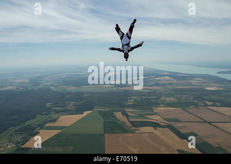 Männliche Fallschirmspringer Freeflying kopfüber über Siofok, Somogy, Ungarn Stockfoto