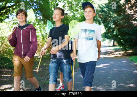 Drei Jungs mit Fischernetzen Stockfoto