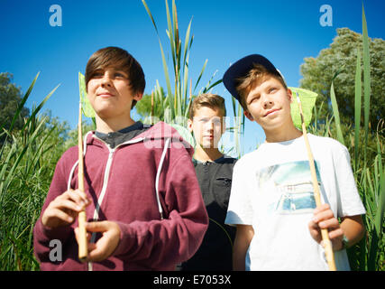 Jungs halten Fischernetze Stockfoto