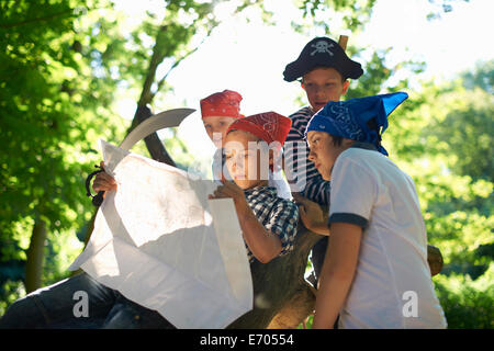 Jungen verkleidet als Piraten, Karte lesen Stockfoto