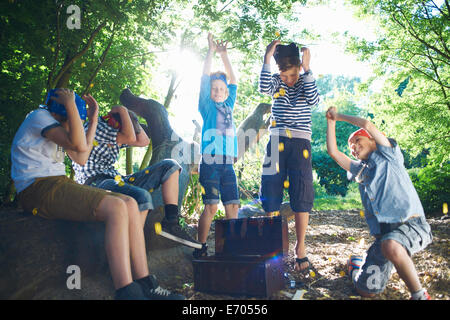 Jungen, verkleidet als Piraten mit Schatztruhe Stockfoto