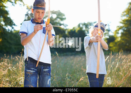 Zwei jungen mit Pfeil und Bogen Stockfoto