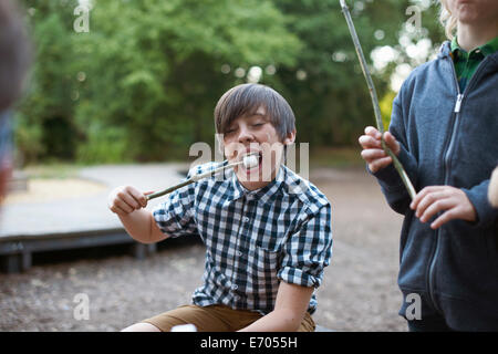 Kleiner Junge Essen geröstetes Marshmallow vom stick Stockfoto