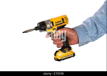 Mann hält ein DeWalt Akkuschrauber Jeanshemd. Stockfoto