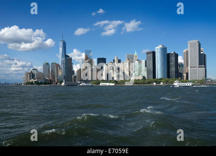 Blick vom Hafen von New York, glänzenden Freedom Tower und senken Sie Manhattan Bankenviertel, Wolkenkratzer, New York City. Stockfoto