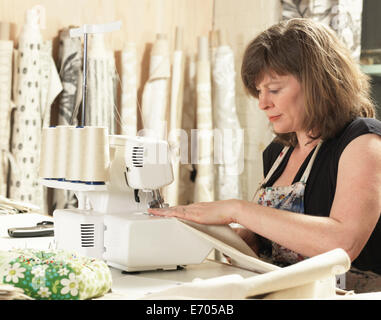 Frauen nähen in Hand-Druck-Textil-Werkstatt Stockfoto