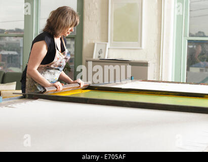 Frau Hand-Druck-Textil in Werkstatt Stockfoto