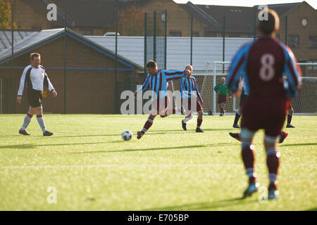 Fußball-Spieler im Spiel Stockfoto