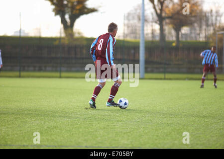 Fußballspieler mit Ballbesitz Stockfoto