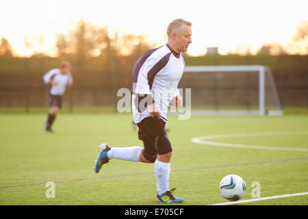 Fußballspieler mit Ballbesitz Stockfoto