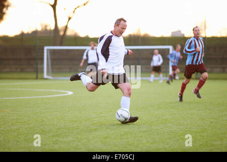 Fußball Spieler munter Stockfoto