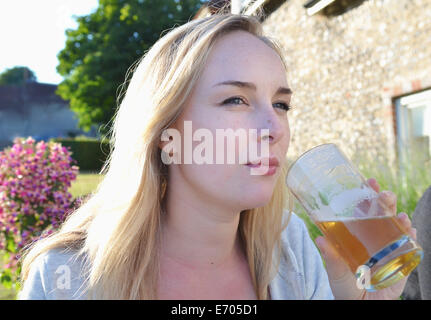 Porträt der jungen Frau mit Glas Stockfoto