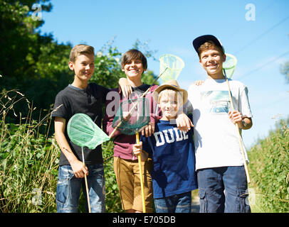 Porträt von vier jungen mit Fischernetzen Stockfoto