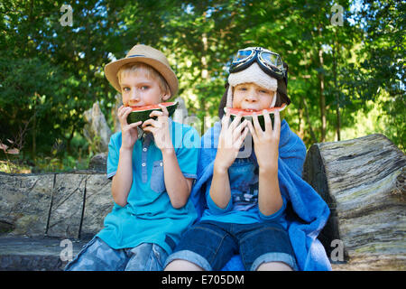 Zwei jungen Essen Wassermelone im park Stockfoto