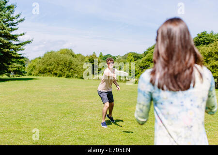 Paar CD Spiel im park Stockfoto