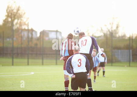 Fußball Spieler Überschrift Stockfoto