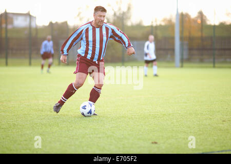 Fußball Spieler munter Stockfoto