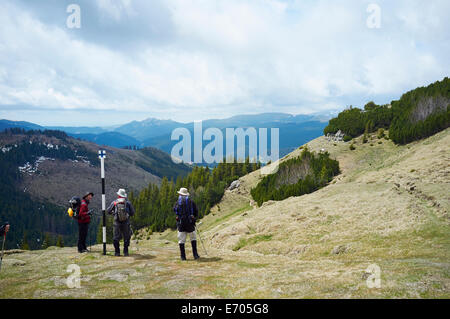 Drei Wanderer, Bucegi Gebirge, Siebenbürgen, Rumänien Stockfoto