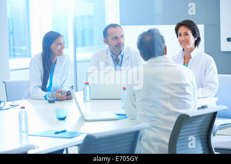 Gruppe von Forschern treffen Stockfoto
