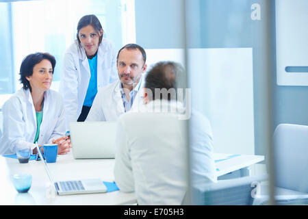 Gruppe von Forschern treffen Stockfoto