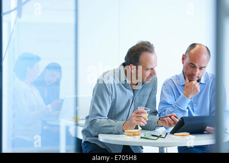 Geschäftsleute, die Diskussion über Mittag Stockfoto