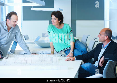 Drei Arbeiter mit Business-meeting Stockfoto