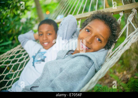 Jungen liegen in der Hängematte Stockfoto