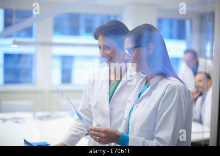 Zwei Ärzte Blick auf x-ray Stockfoto