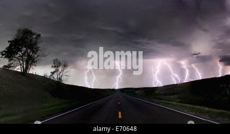 Ein zusammengesetztes Bild von 5 Bilder von Wolke-Boden Blitz Schrauben am Ende der Landstraße, Lexington, Nebraska, USA Stockfoto