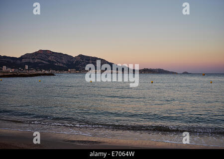 Blick auf Meer bei Sonnenuntergang, Marseille, Frankreich Stockfoto