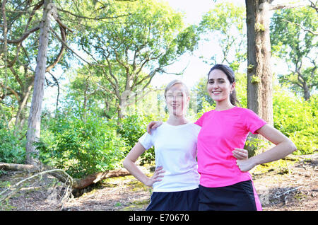 Porträt von zwei jungen Frauen Läufer im Wald Stockfoto