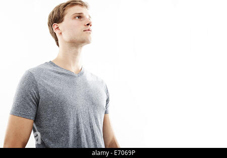 Studio-Porträt des jungen Mannes blickt nach oben Stockfoto