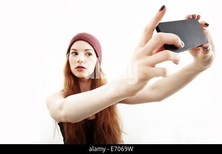 Studio-Porträt der jungen Frau macht Selfie auf smartphone Stockfoto