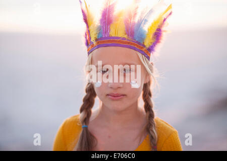 Porträt von Mädchen verkleidet als Indianer mit Feder Kopfschmuck Stockfoto