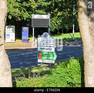 Ein Schild sagt Borough of Newcastle unter Lyme und University Hospital of North Staffordshire und Keele Universität Stoke Stockfoto