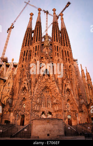 Sagrada Familia von Antoni Gaudi in Barcelona, Katalonien, Spanien. Fassade der Geburt Christi bei Sonnenaufgang. Stockfoto