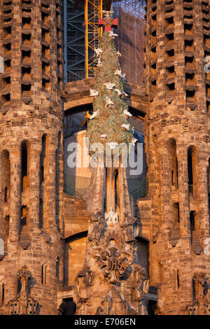 Sagrada Familia von Antoni Gaudi in Barcelona, Katalonien, Spanien. Oberen Bereich des Portals der Nächstenliebe. Stockfoto