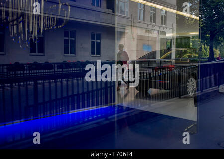 Das BMW-Autohaus auf der Park Lane und Reflexionen der Straße außerhalb der Mayfair. Stockfoto