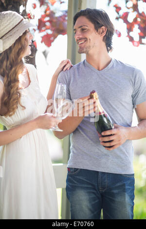 Paar zu plaudern und Lachen im Garten Weinbar Stockfoto