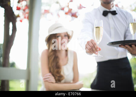 Kellner servieren Champagner im Gartenrestaurant Stockfoto