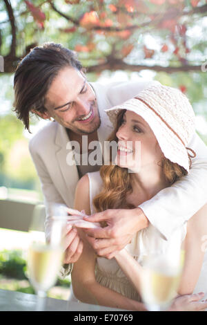 Paar Verlobung im Gartenrestaurant Stockfoto