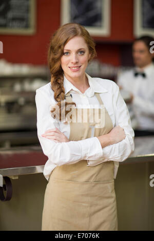 Porträt der Kellnerin mit im Restaurant verschränkten Armen Stockfoto