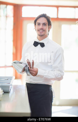 Porträt der Kellner im Restaurant Besteck Polieren Stockfoto